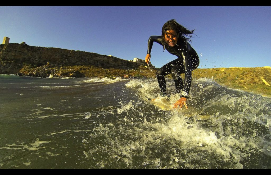 Yasmin De Giorgio surfing