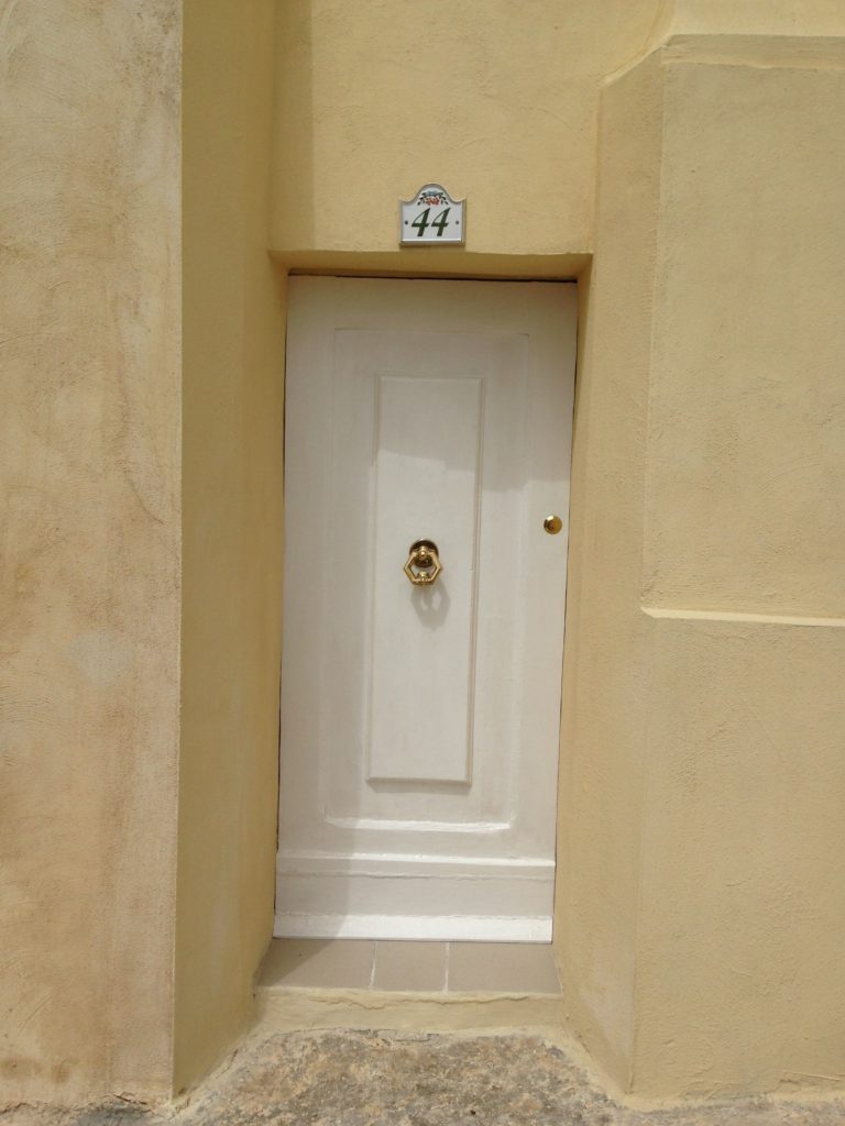 Valletta mouse door - Experiments with enough
